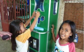 Filipino kids-bottled water.jpg